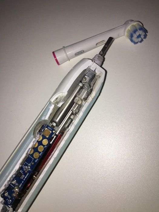 Einzelteile einer elektronischen Zahnbürste