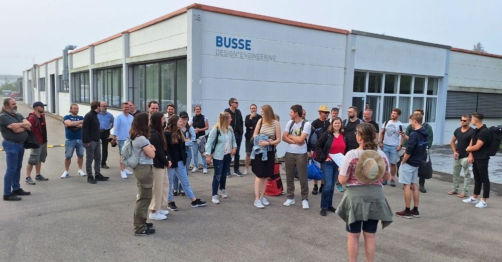 Das BUSSE Team steht vor der Firma und wartet.