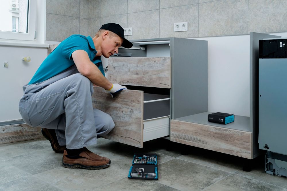 Man screws on a cabinet with the help of the SmartCase
