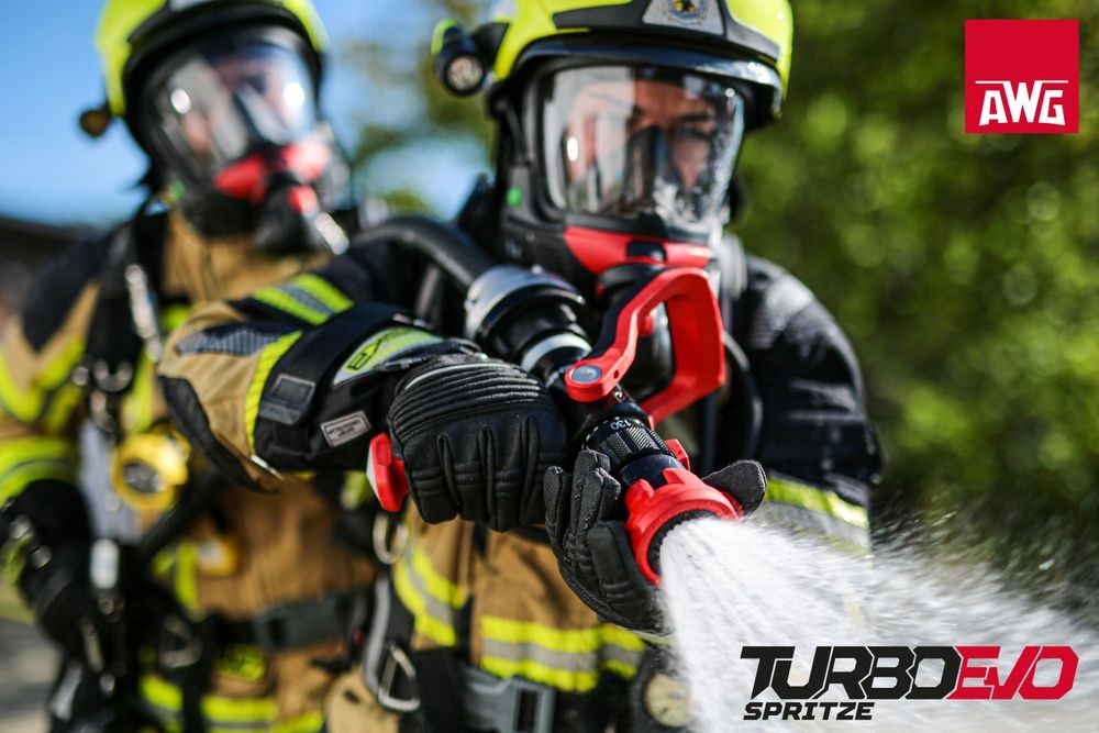 Feuerwehr spritzt Wasser mit Turbo-Spritze