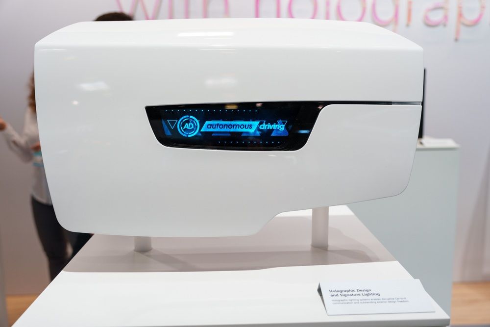 weißes Autoteil mit Display mit holographischem Design