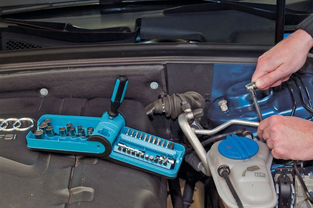 Smart Case wird verwendet um am Auto zu schrauben