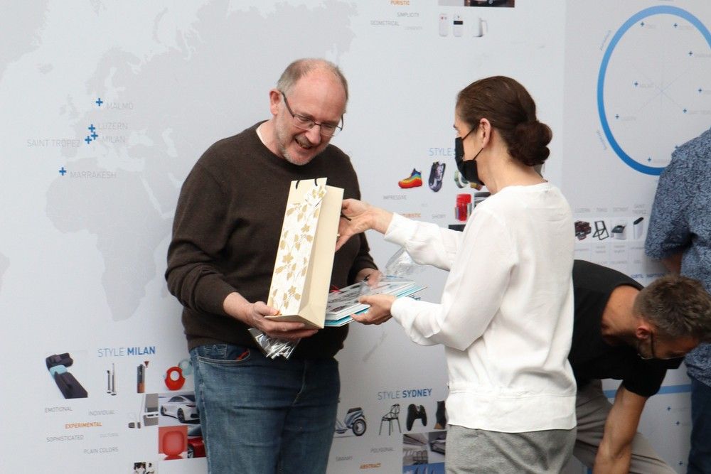 Martin Hannig receives a gift