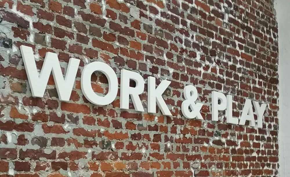Schriftzug "Work and Play" an der Wand