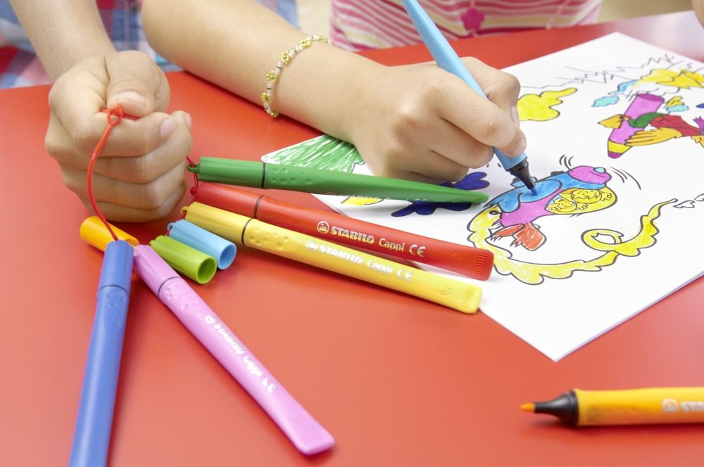 Kinder malen mit Stabilo Cappi Stiften