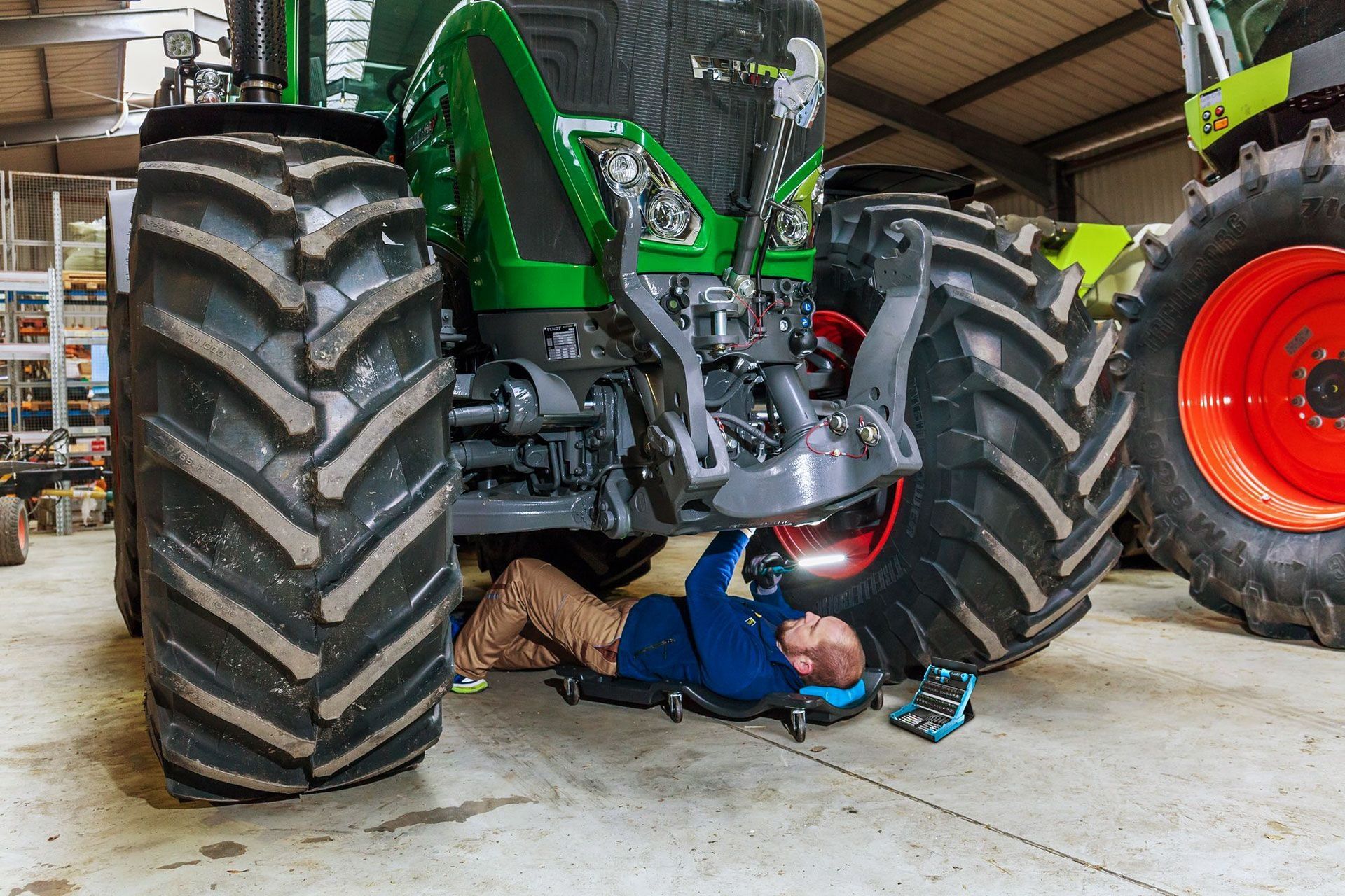 Man schraubt an seinem Traktor mit Hilfe der Hazet SmartCase Werkzeugtasche