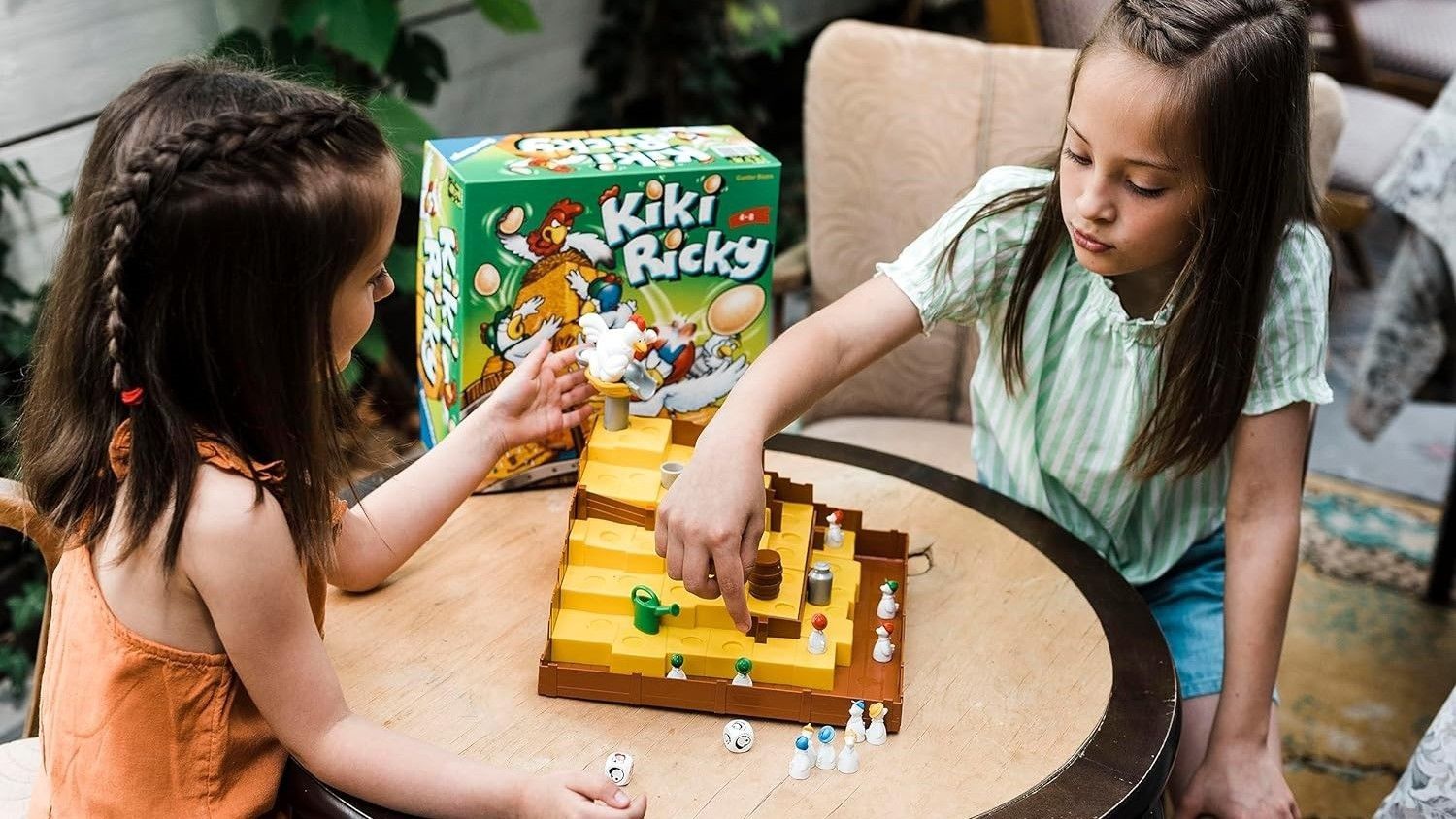 Zwei Mädchen spielen das Spiel Kiki Ricky