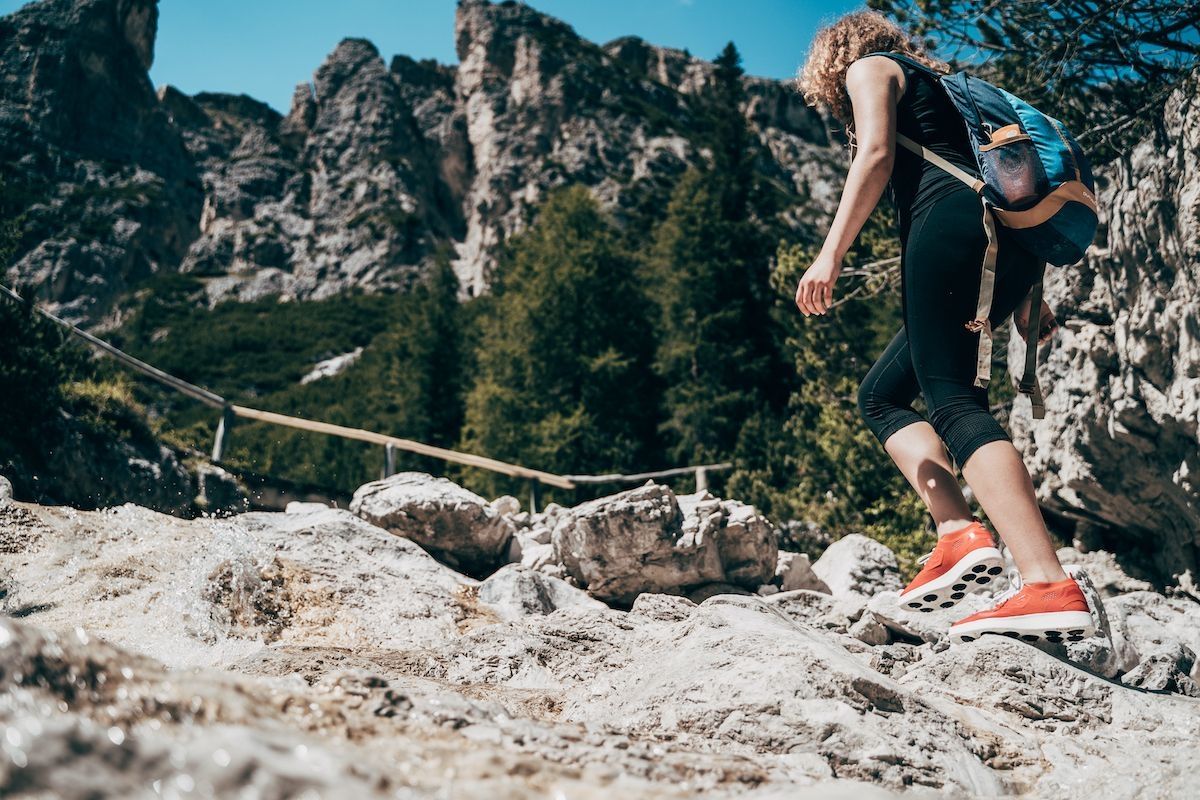 Frau wandert in den Dolomiten mit den Laufschuhen Infinite One