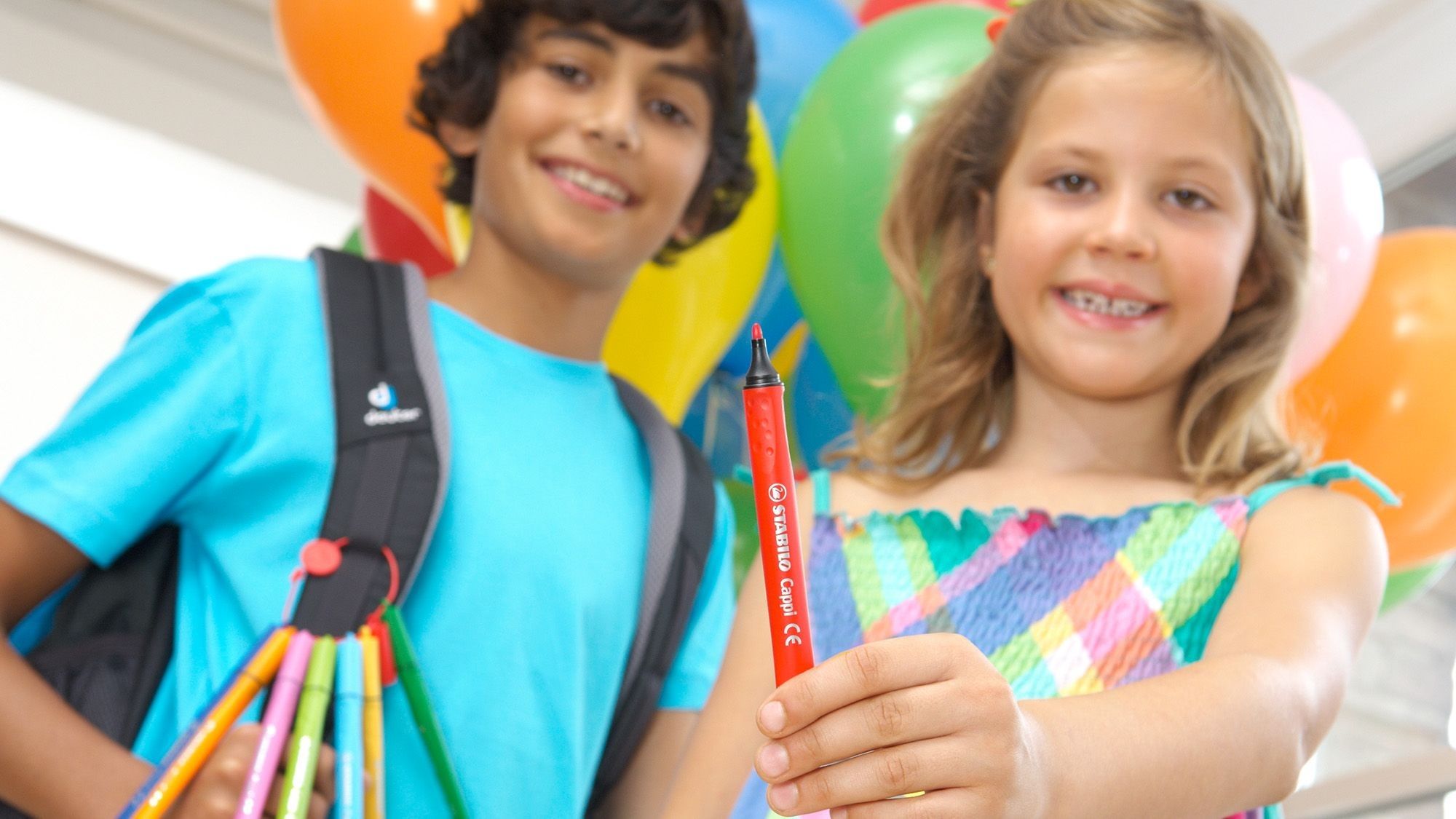 Mood picture of children with Stabilo Cappi pens