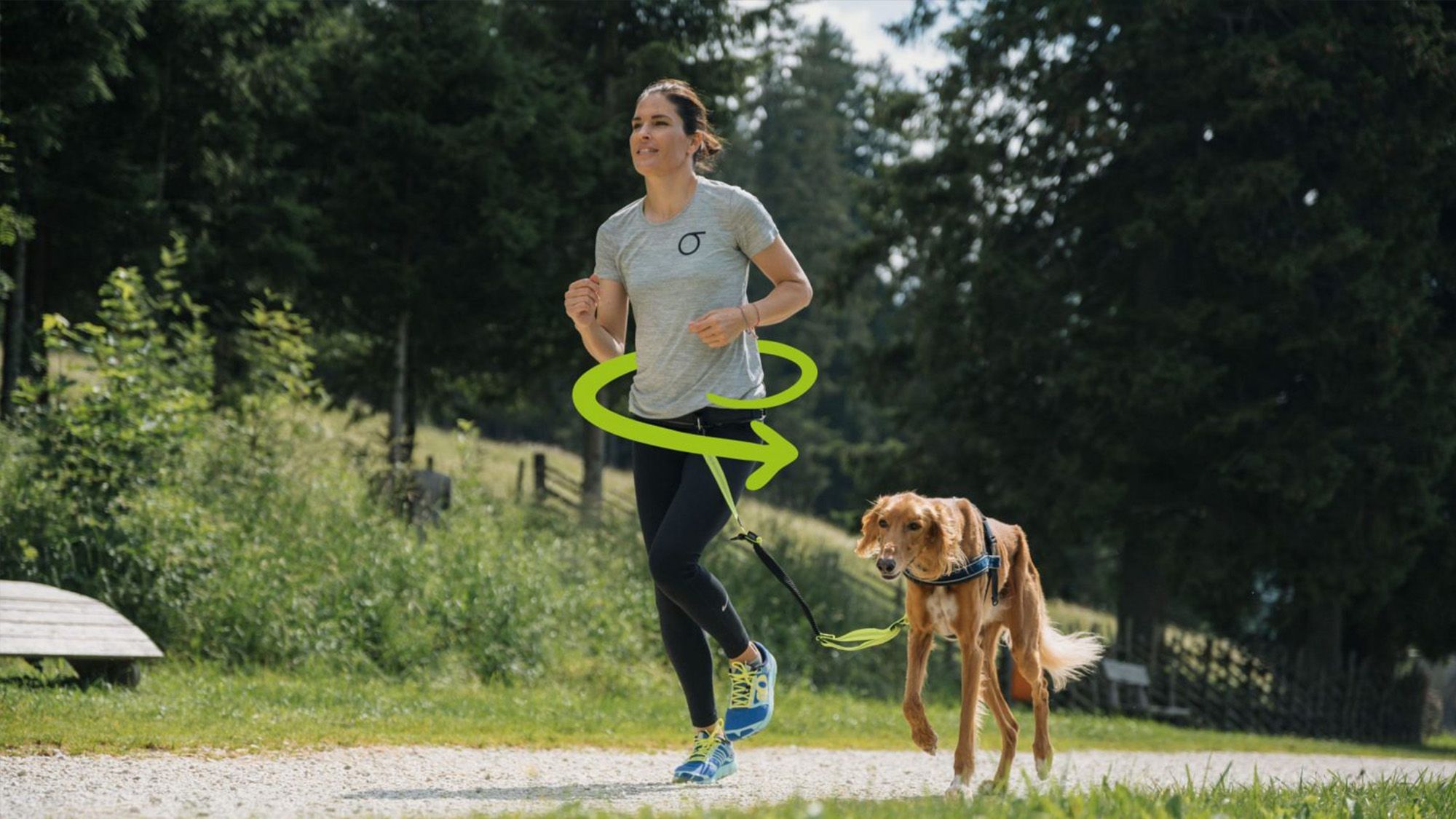 Frau joggt mit Hund an Hundeleine