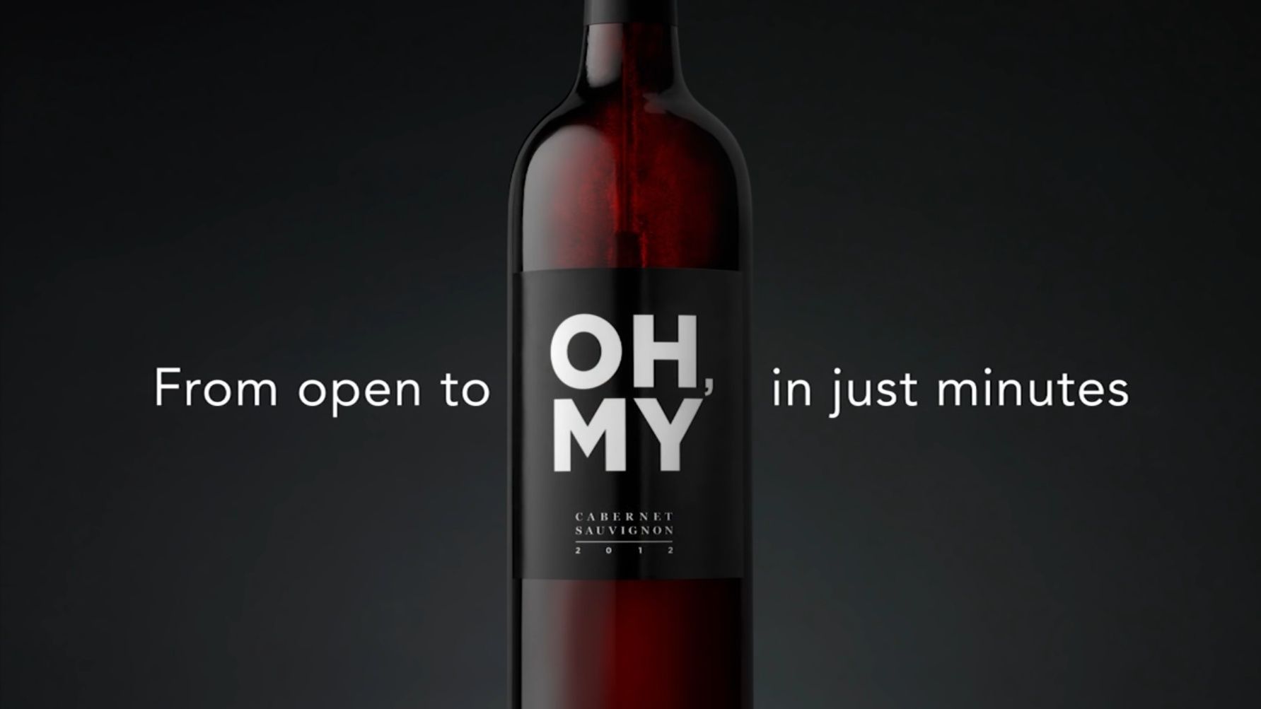 Weinflasche auf schwarzem Grund, Aufschrift: From open to Oh my in just minutes