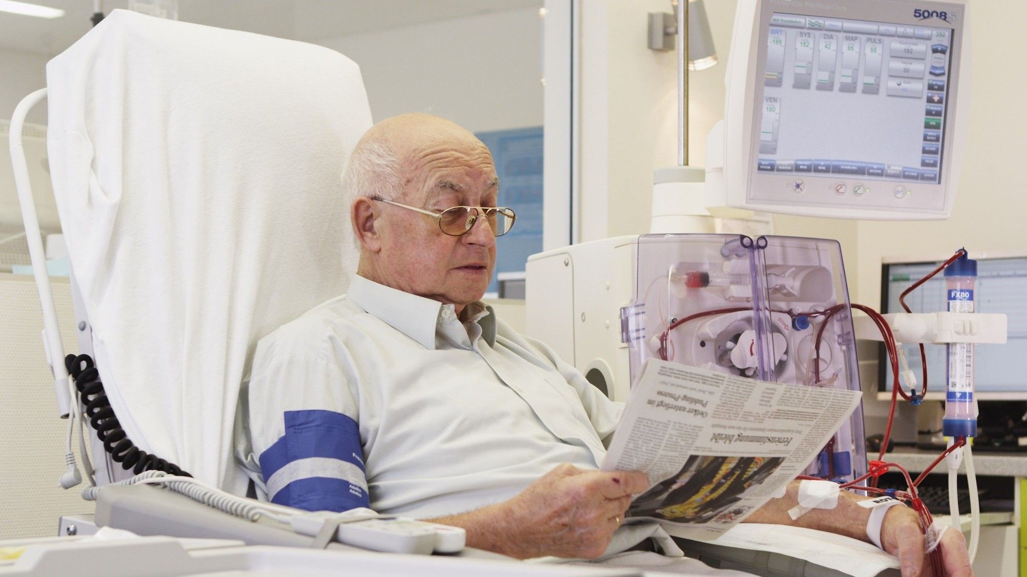 Älterer Mann während der Dialyse im Krankenhaus