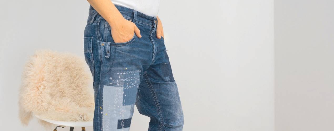 Alte Jeans mit Flicken und Stickerei upcyceln
