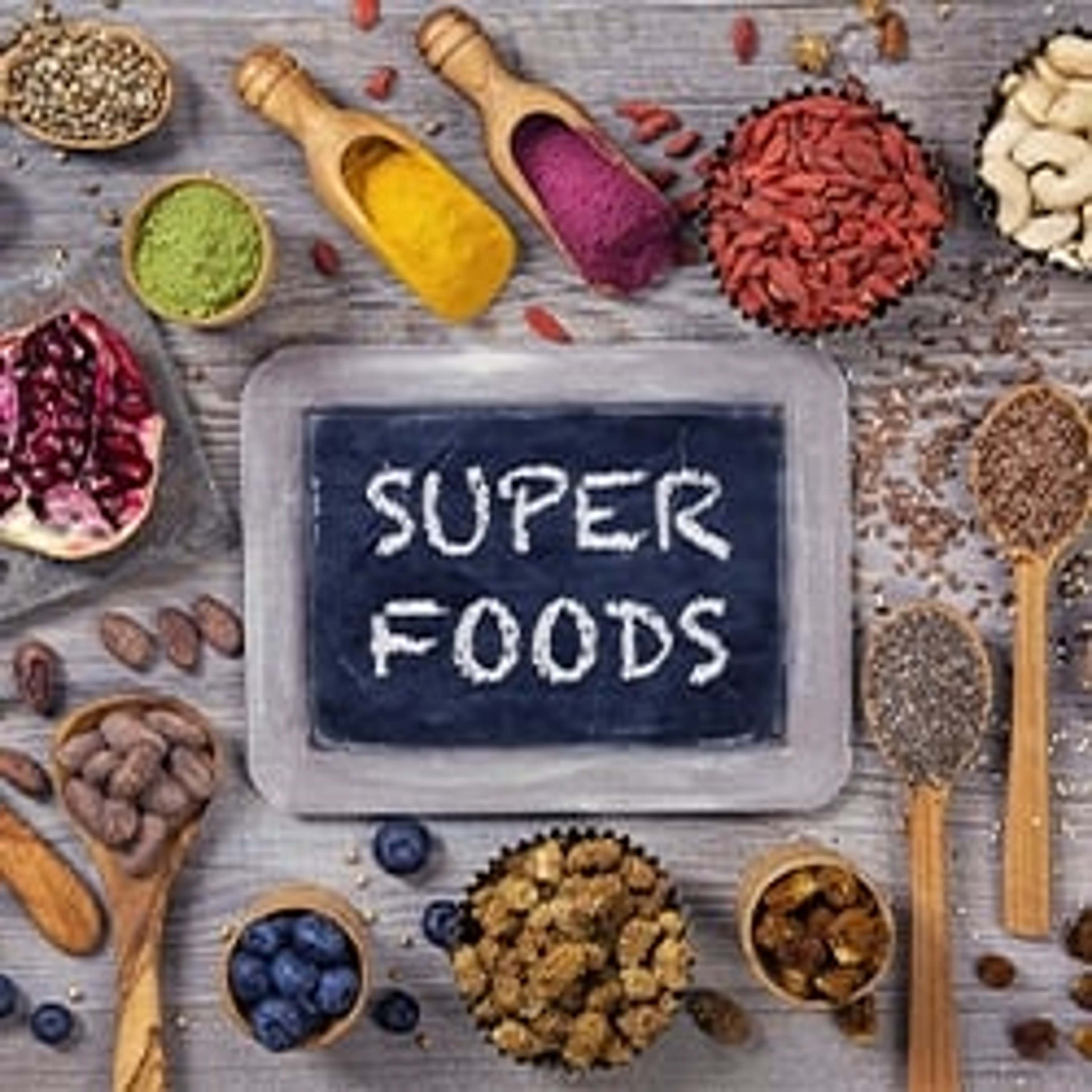 Superfoods können die Gesundheit fördern, da sie reich an Pflanzenwirkstoffen, Vitaminen, Mineralien und Antioxidatien sind.