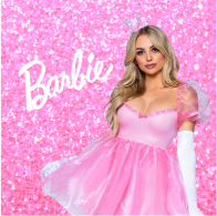 Vrouw in een Barbie outfit