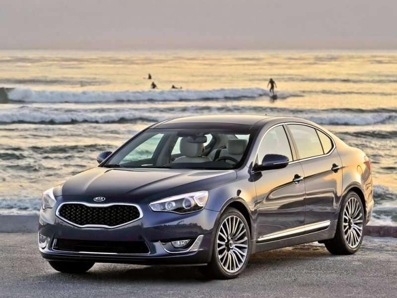 2015 Kia Cadenza with water-repelling front side windows and 19-inch alloy wheels ・  Photo by Kia 