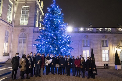 Le sapin de Noël, tout droit venu du Morvan dans la cour du Palais de l’Élysée avec autour le Président de la République, Mme Brigitte Macron et les représentants de l’Interprofession et de l’AFSSN.  Photo © Présidence de la République.