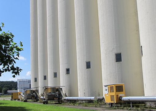 Reihe von Getreidekühlgeräten an Getreidesilos