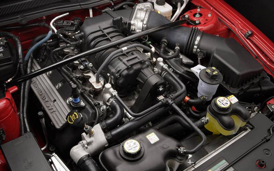 ¿Cómo limpiar el motor de un auto de forma segura?
