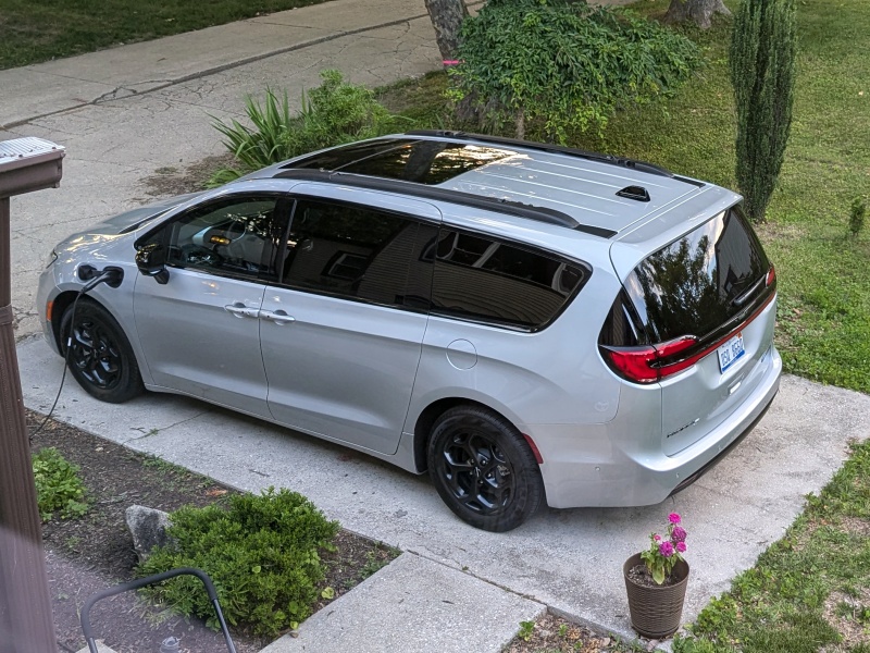 2024 Chrysler Pacifica Hybrid ・  Photo by Brady Holt