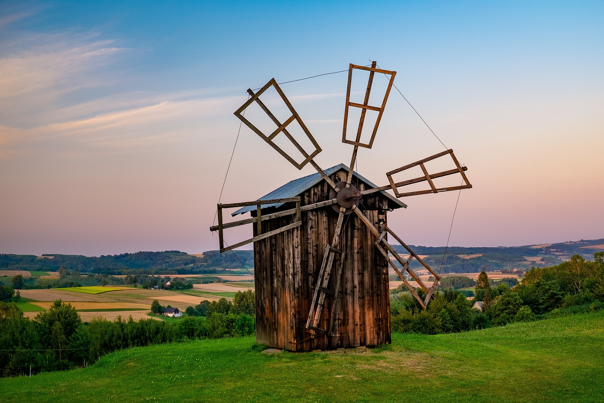 old-windmill-5713337_1920.jpg
