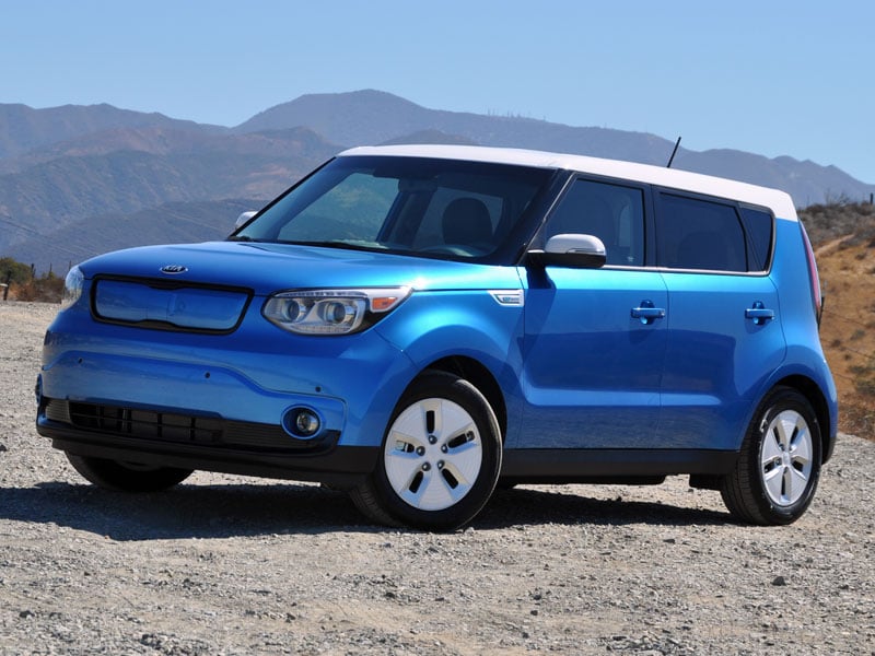 2015 Kia Soul EV White Caribbean Blue Front Quarter Left ・  Photo by Christian Wardlaw