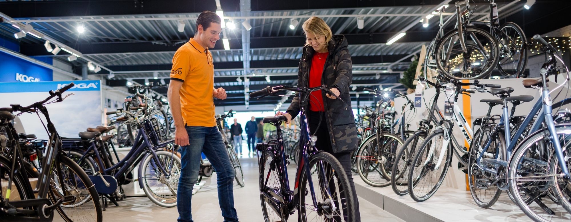 12GO Biking medewerker helpt klant met fiets Fietslease Holland