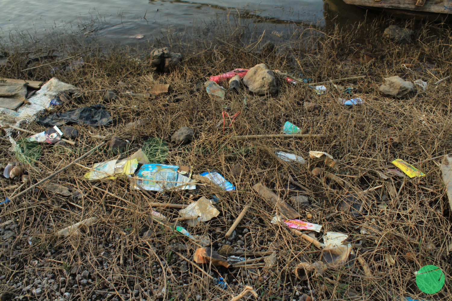 sampah danau setu patok - 1.jpg