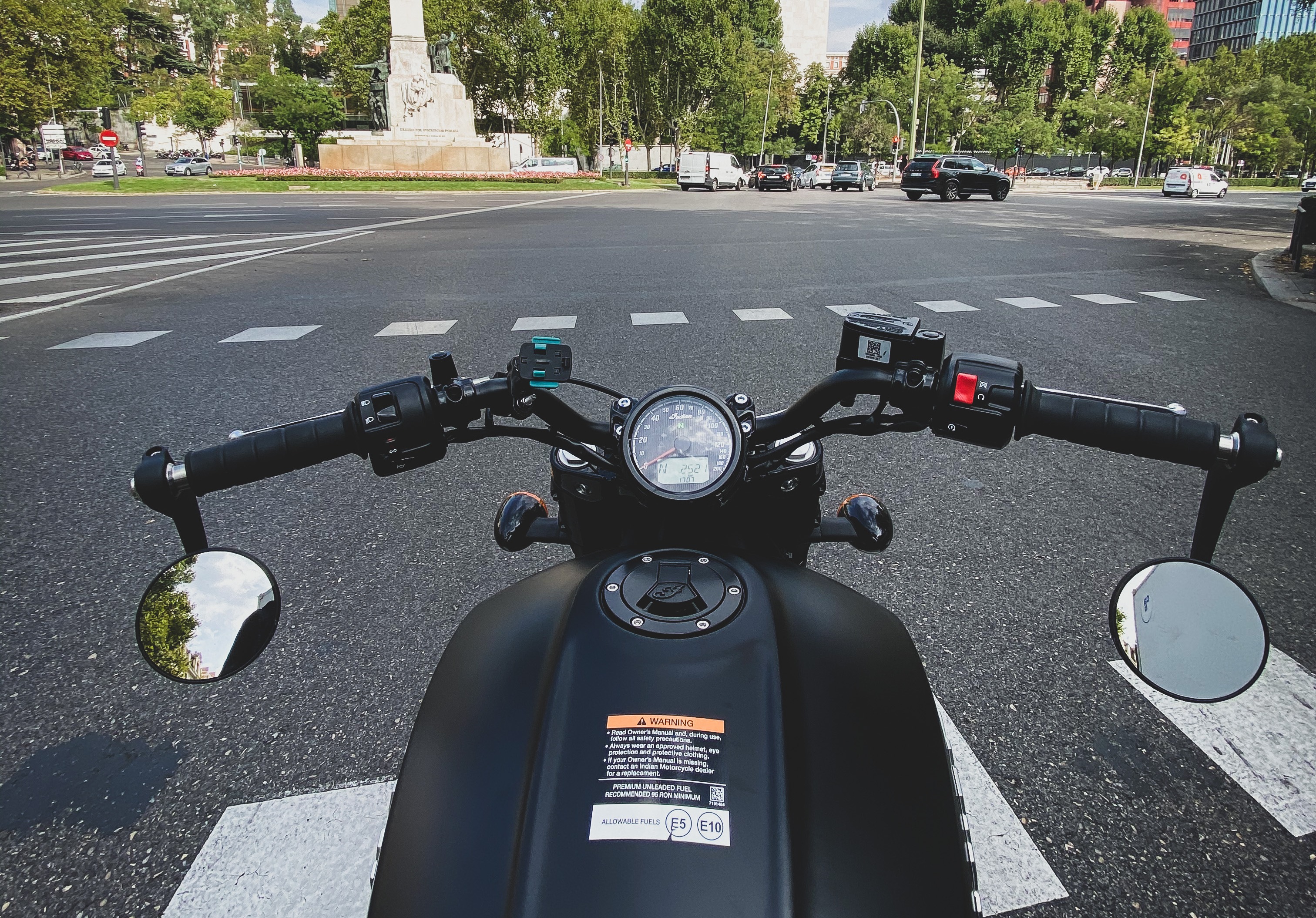 Motor wacht voor verkeerslicht