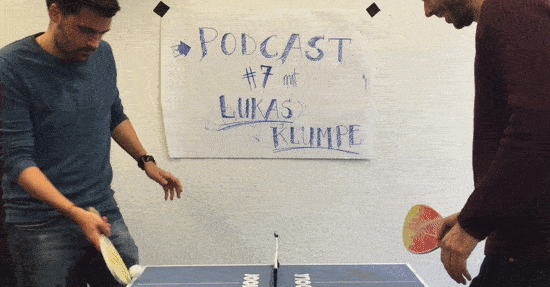 Beim Mini-Tischtennis gibt es noch Luft nach oben, Sportvermarktung im Netz kann Lukas Klumpe von Athletia (links) dafür schon ganz gut.