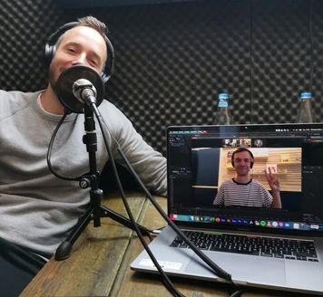 "Mit Vergnügen"-Co-Founder Matze Hielscher samt Signature-Victory-Pose bei der Aufnahme für den OMR Podcast 