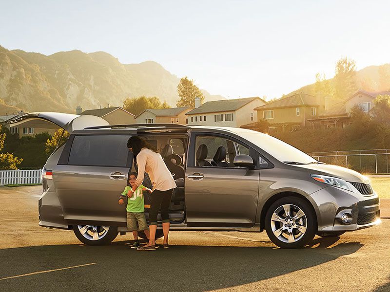 2016 Toyota Sienna mom with child ・  Photo by Toyota 