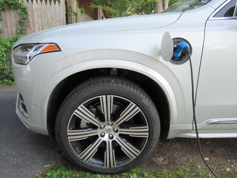 2020 Volvo XC90 T8 plug-in hybrid PHEV charging ・  Photo by Brady Holt