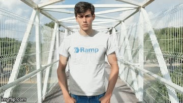 Placeit-Model mit Ramp-Logo-Shirt.