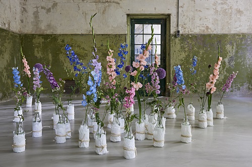 Des fleurs hautes dans différents tons de bleu, mais aussi roses et blanches