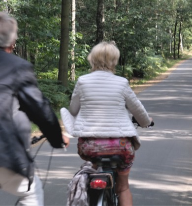 Ouderen fietsen door bos FietsleaseHolland