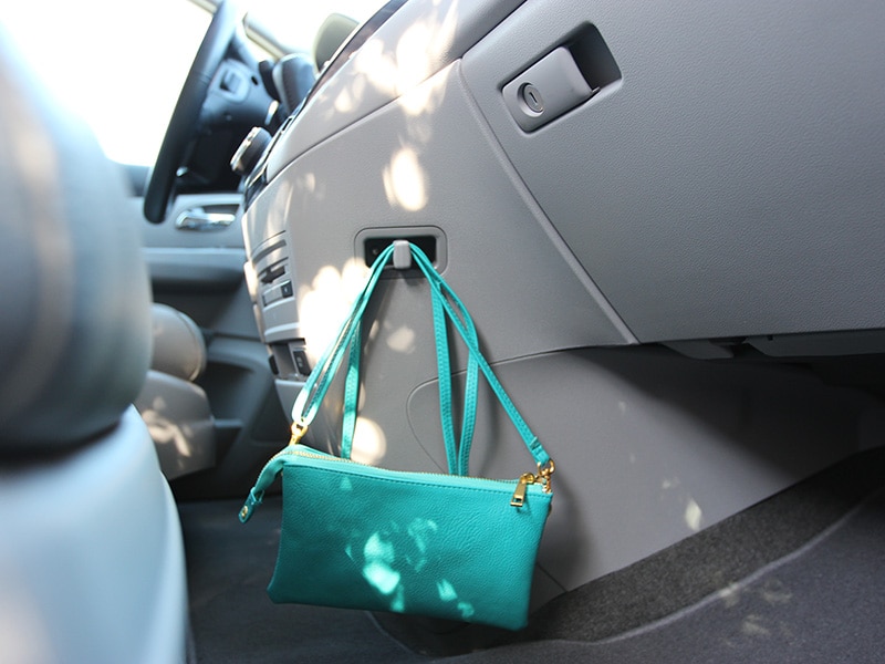 2015 Honda Odyssey purse hanger ・  Photo by TJ Keon