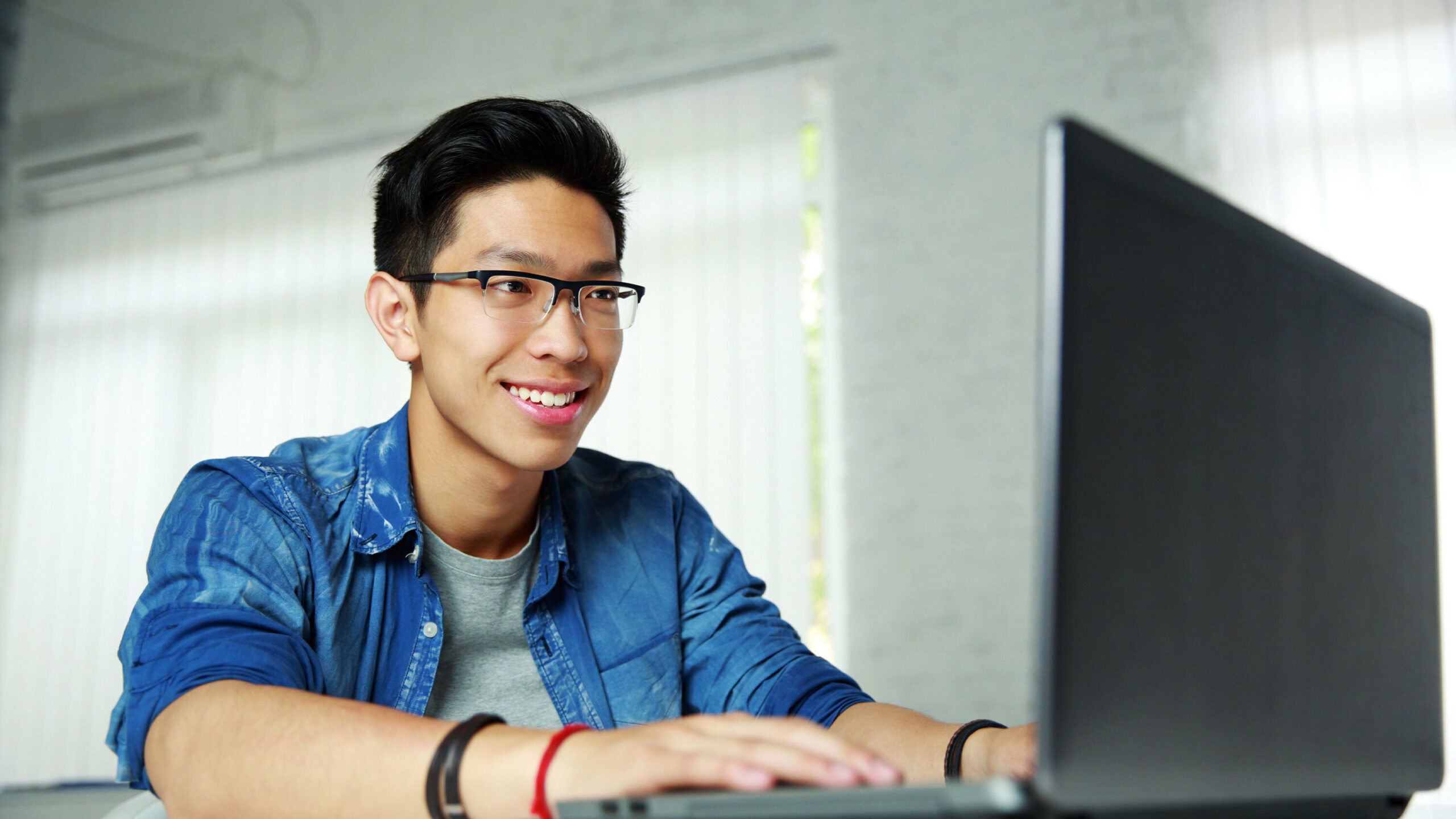 Девушка айтишница. Парень программист. Хакатон это драйв. Программист якутск. Инженер-системный программист.