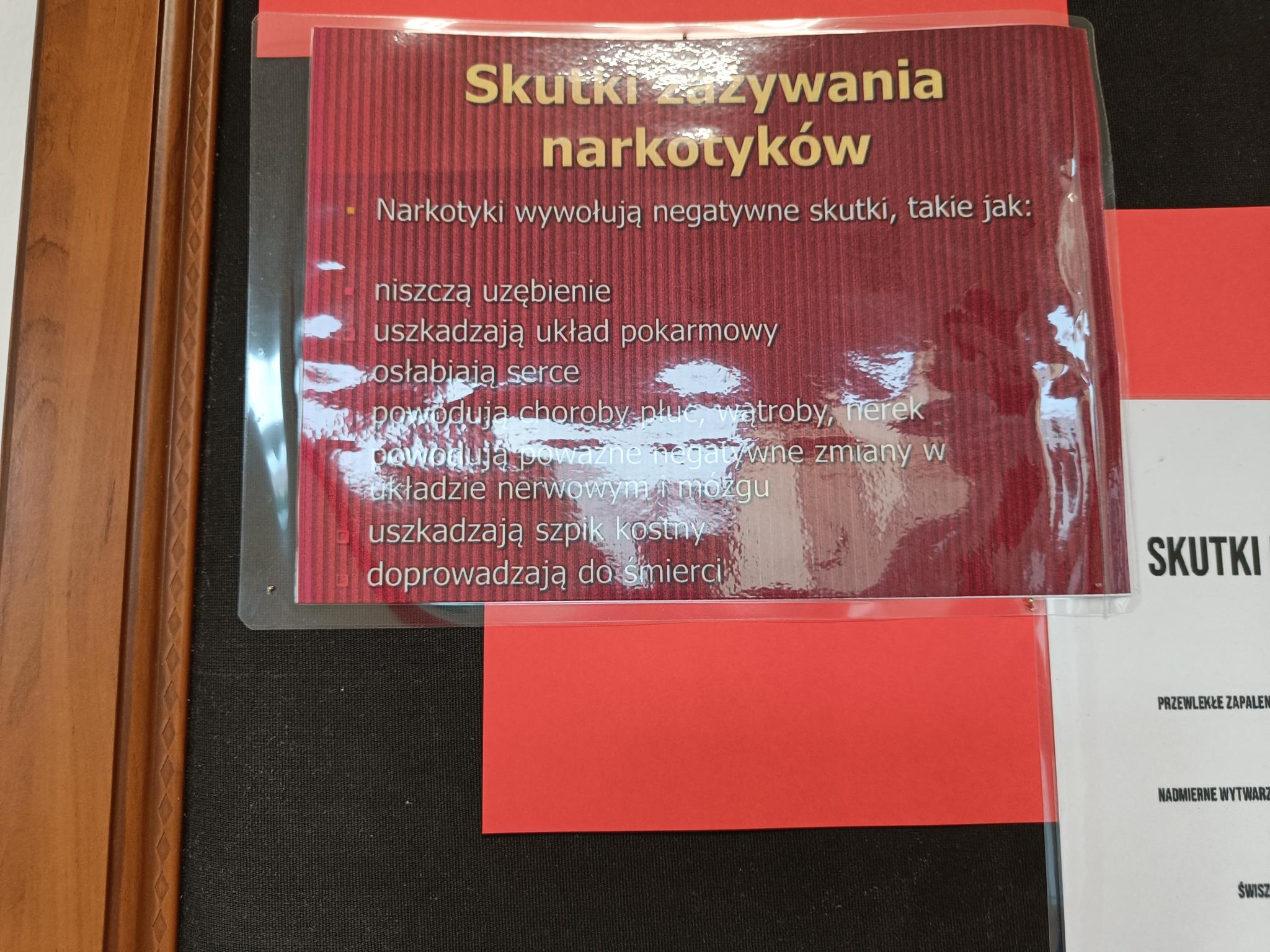 „Hej kolego, nie bierz tego” | Zalaminowana bordowa kartka, na której opisano skutki zażywania narkotyków..jpg