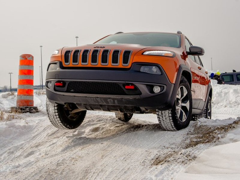 2015 Jeep Cherokee Trailhawk wheel off ground off-road 