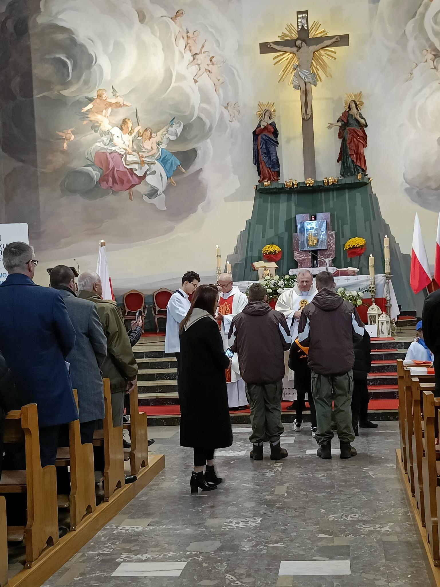 Narodowe Święto Niepodległości | Wychowankowie MOW w procesji z darami podczas mszy w kościele - widok ogólny..jpg