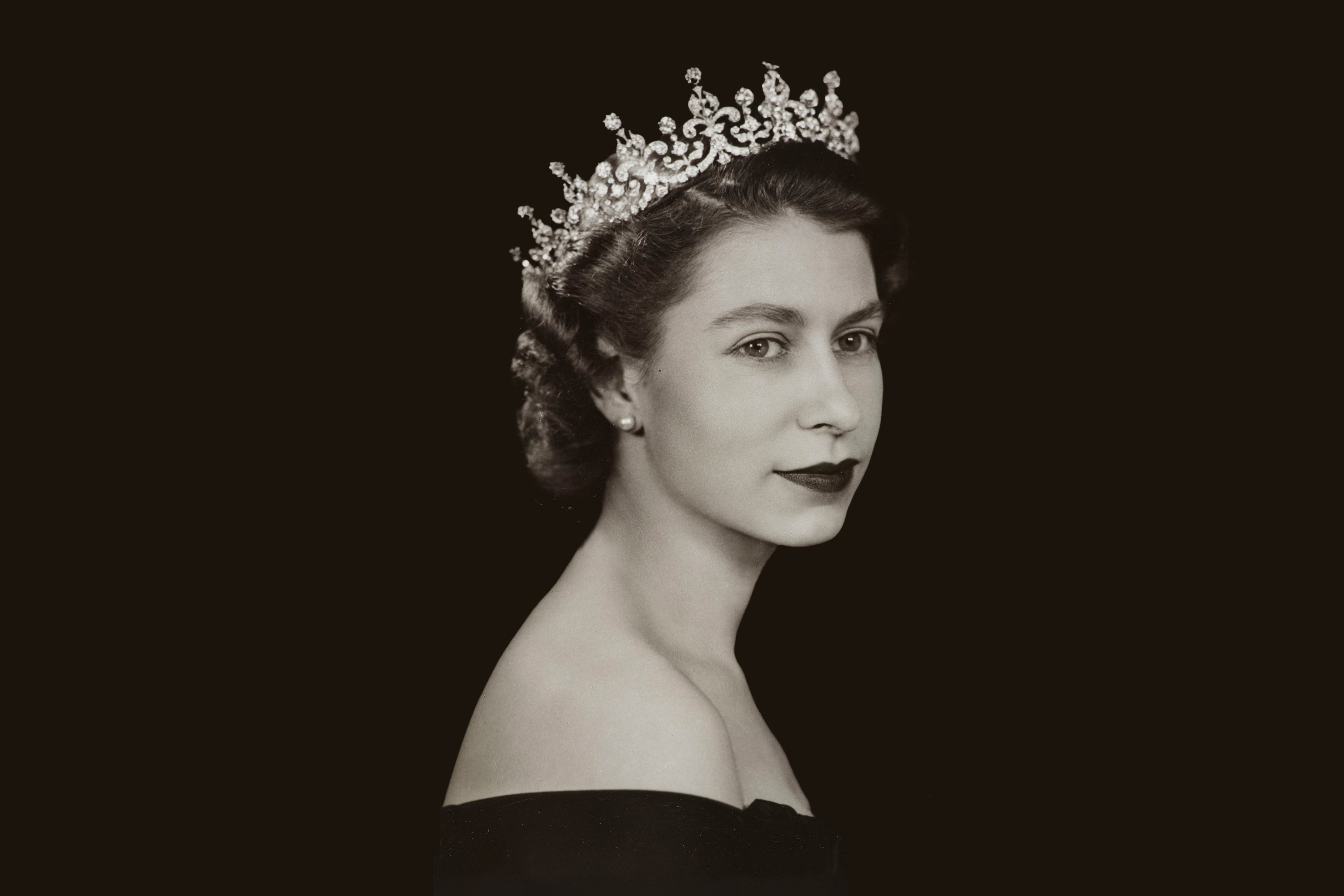 Elizabeth Ii:  A Symbol Of National Unity - uxnmkis