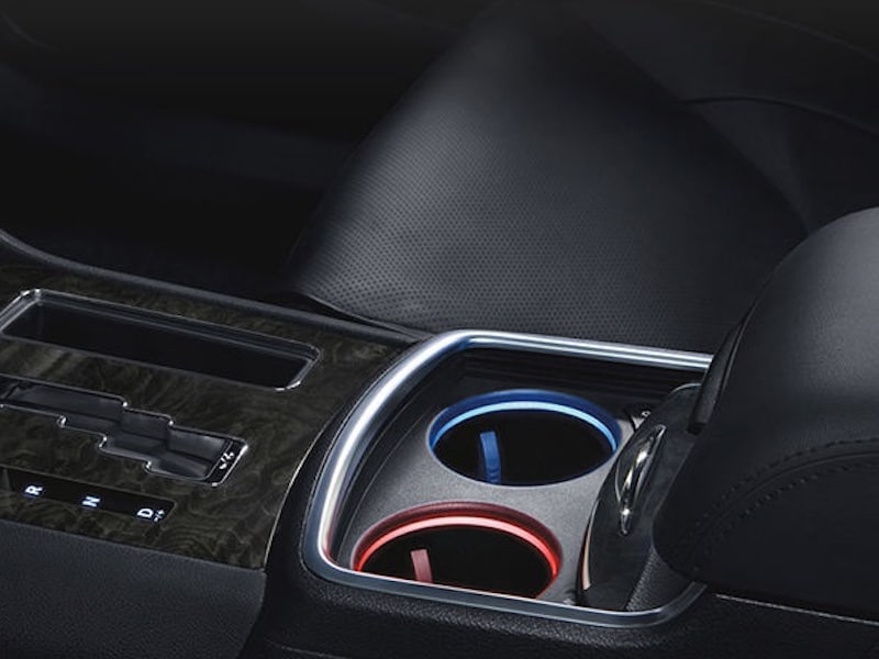 Chrysler 300 hot cold cup holders ・  Photo by Chrysler 