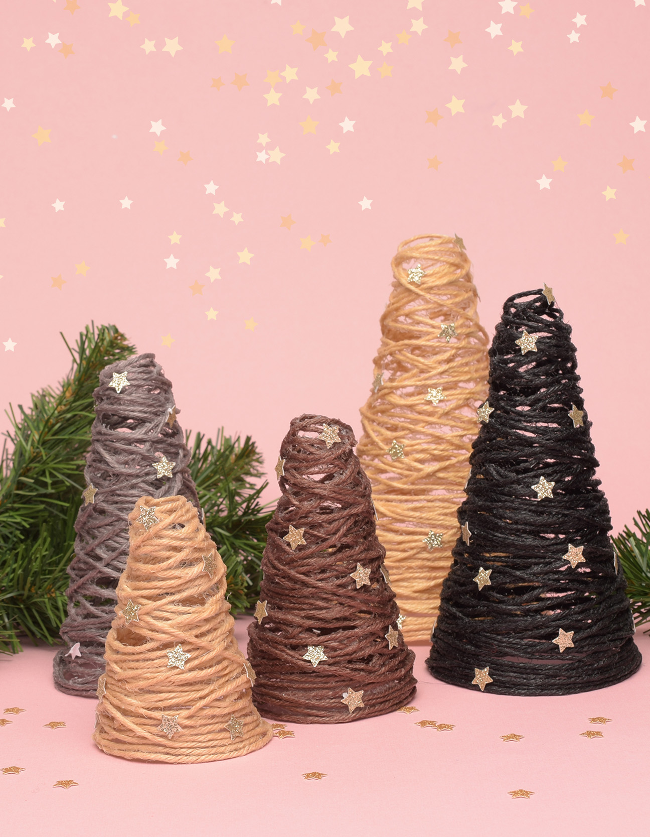 Erstellen Sie einen festlichen Weihnachtsbaum aus Jute - Thumbnail