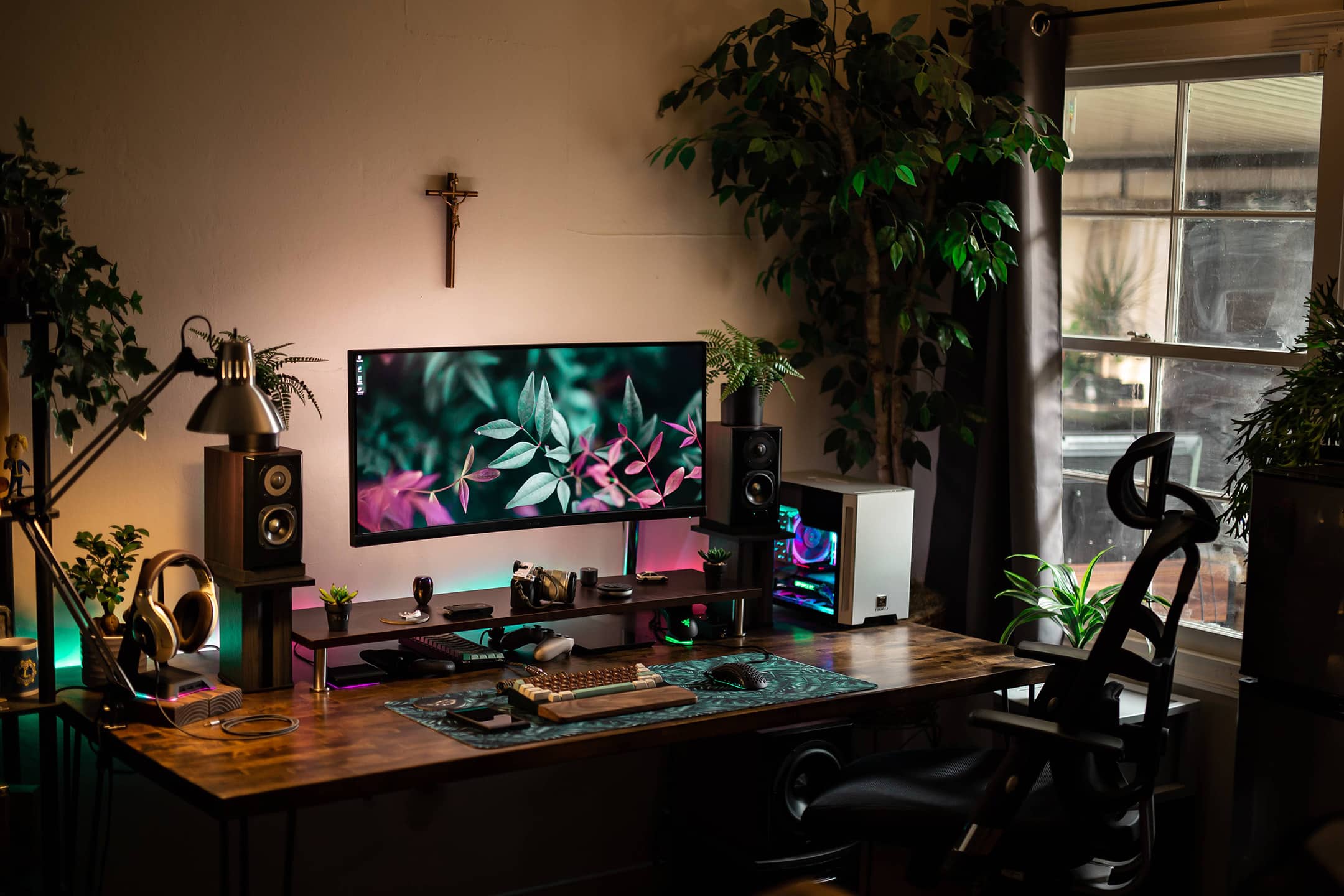 Creating the Ultimate Gaming Desk Setup: Tips and Tools for Maximum Performance