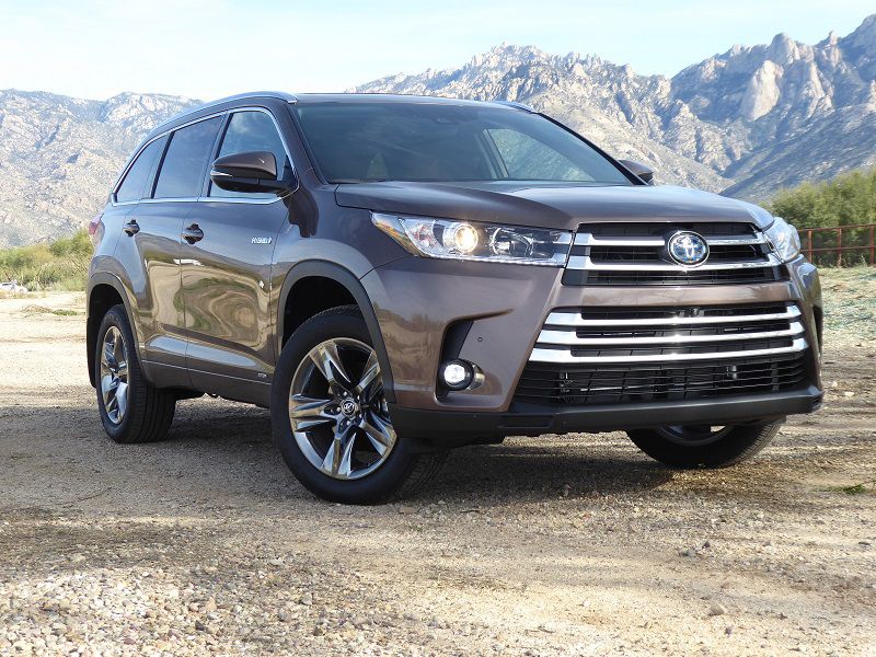 2019 Toyota Highlander Hybrid Brown Front Three Quarter RS ・  Photo by Ron Sessions