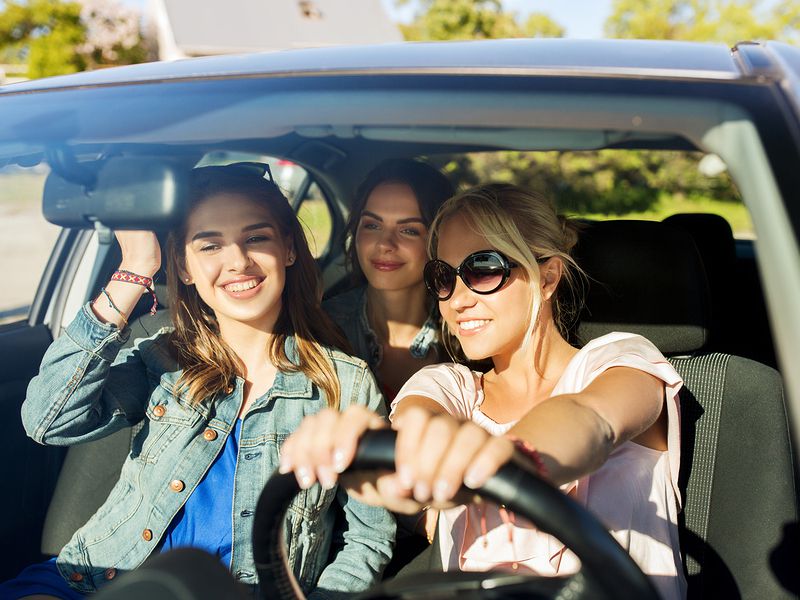 teen millennials in car ・  Photo by Bigstock 