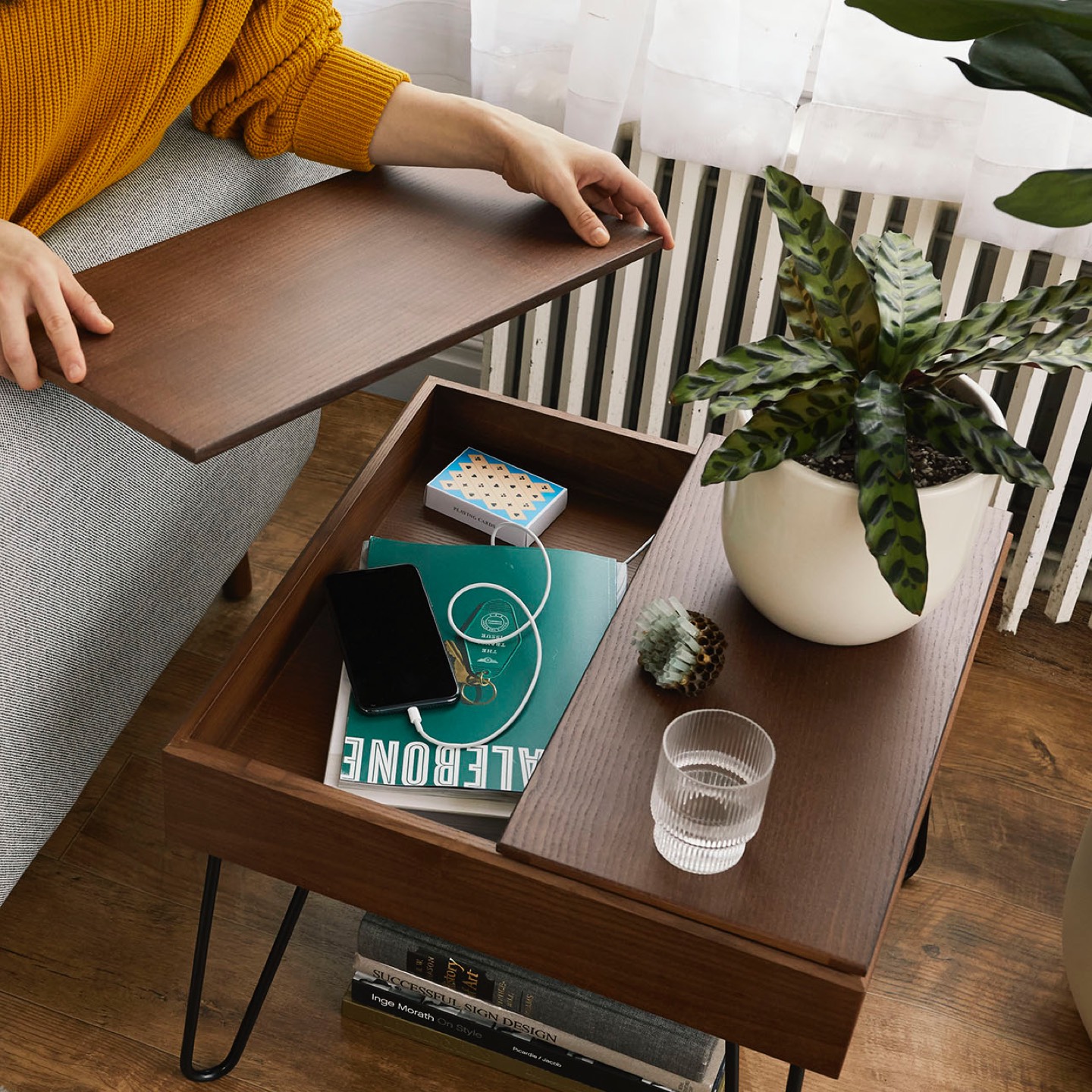 Woman removing a tray from a Carta Side Table