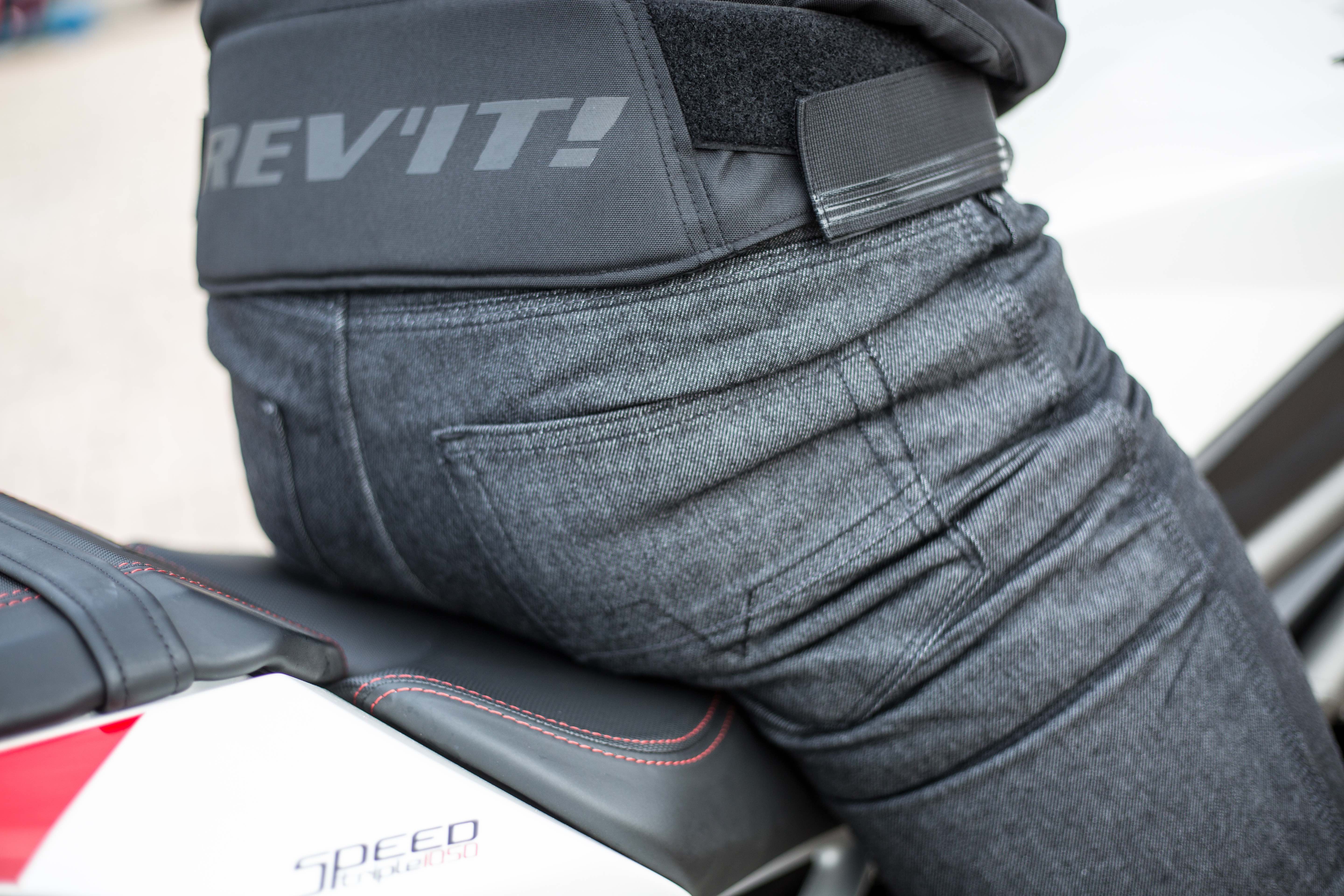 Motorrijder met beschermende kleding