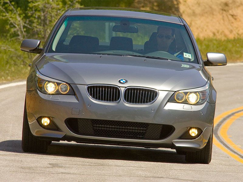 2010 BMW 550i Sedan front view w grille ・  Photo by BMW 